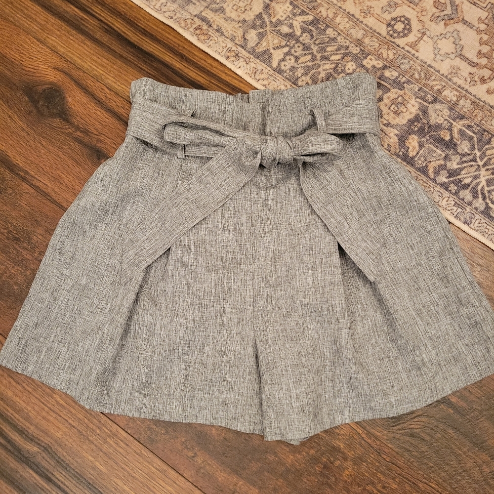 DAVI & DANI High Waist Gray Pleated Shorts with Bow Tie